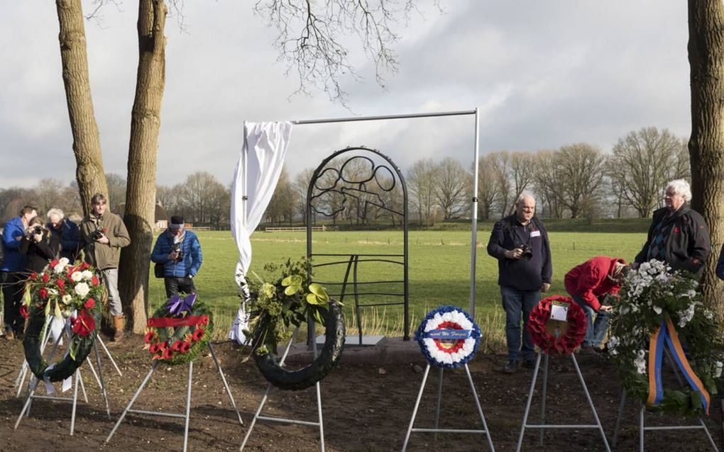 De onthulling van een monument in Leusden op 3 mei ter ere van de bemanning van een neergestorte Britse bommenwerper. beeld tracesofwar.nl