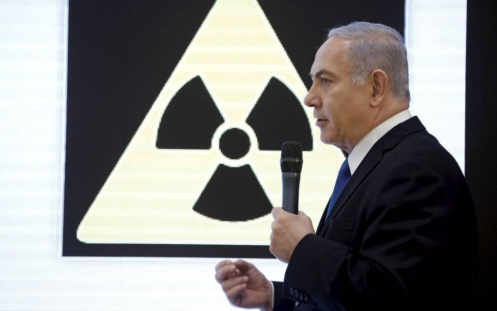 Allemaal list en bedrog daar in Teheran, zei de Israëlische premier Netanyahu maandagavond in een tv-toespraak. Met kasten vol ordners en cd’s wekte hij de indruk dat hij voldoende bewijst heeft dat Iran nog altijd streeft naar een atoombom.  beeld Reuter