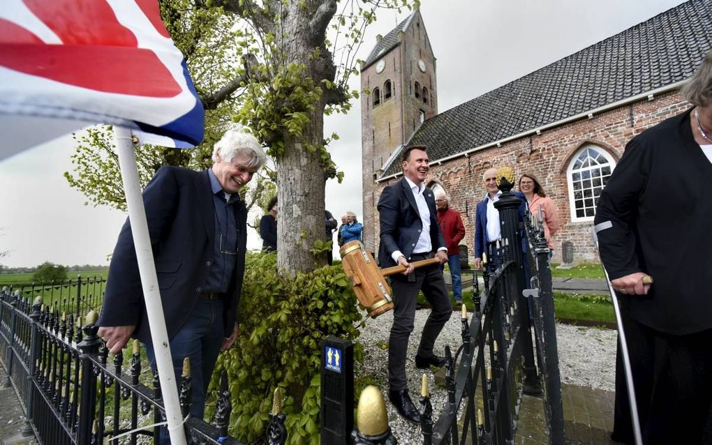 De Friese gedeputeerde Schrier sloeg op 26 april met een grote hamer het paaltje van de Friese refugio’s in de grond bij de kerk van Swichum. beeld Marchje Andringa