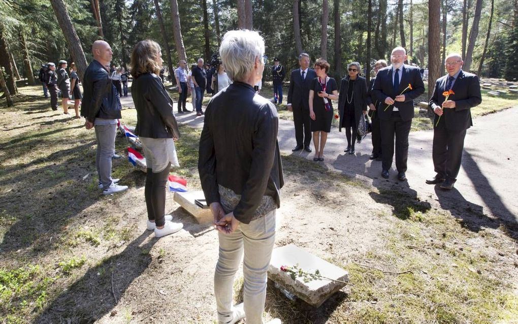 Ereveld Vol Leven: representanten van dezelfde leeftijd als de slachtoffers achter hun graf; vrijdagmiddag tijdens de dodenherdenking op Ereveld Loenen      beeld RD, Anton Dommerholt