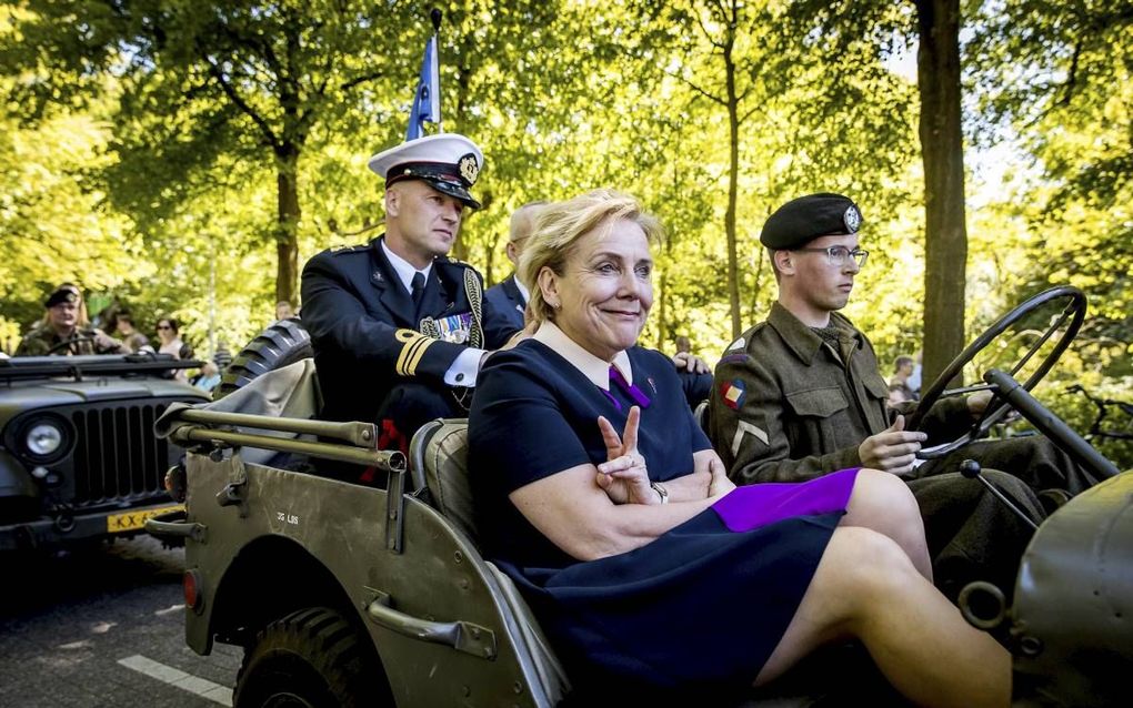 Minister Bijleveld van Defensie zaterdag tijdens het Bevrijdingsdefilé in Wageningen. beeld ANP, Koen van Weel