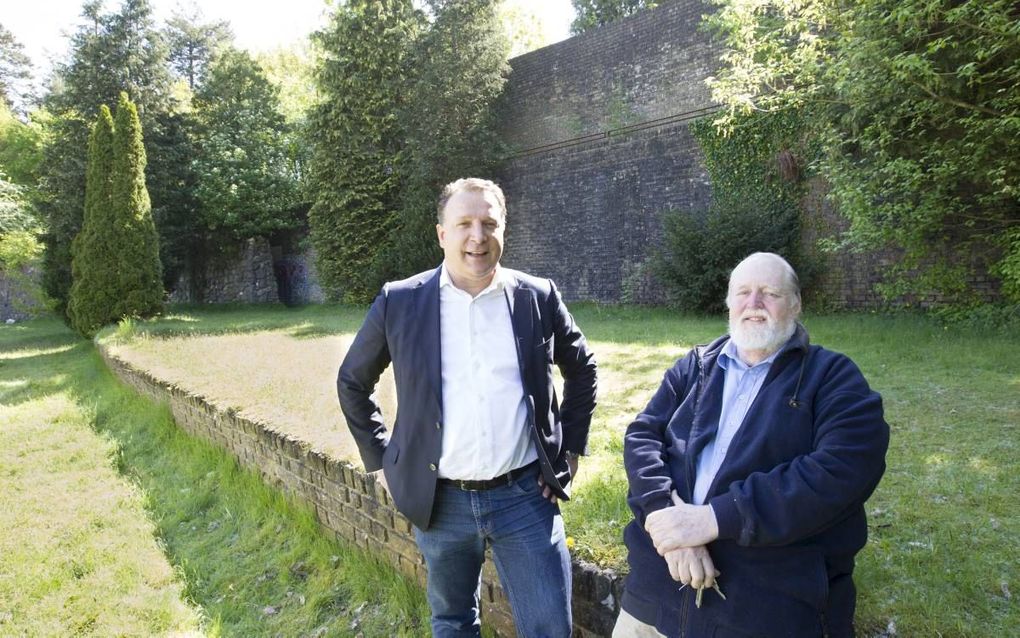 De Edese amateurhistoricus Jan Kijlstra (r.) en Ronald Busser, adviseur van campingeigenaar Zoons bij de Muur van Mussert. Beiden komen in het bestuur van de Stichting Educatiecentrum De Goudsberg, die de omstreden muur gaat beheren. Kijlstra: „Door de mu