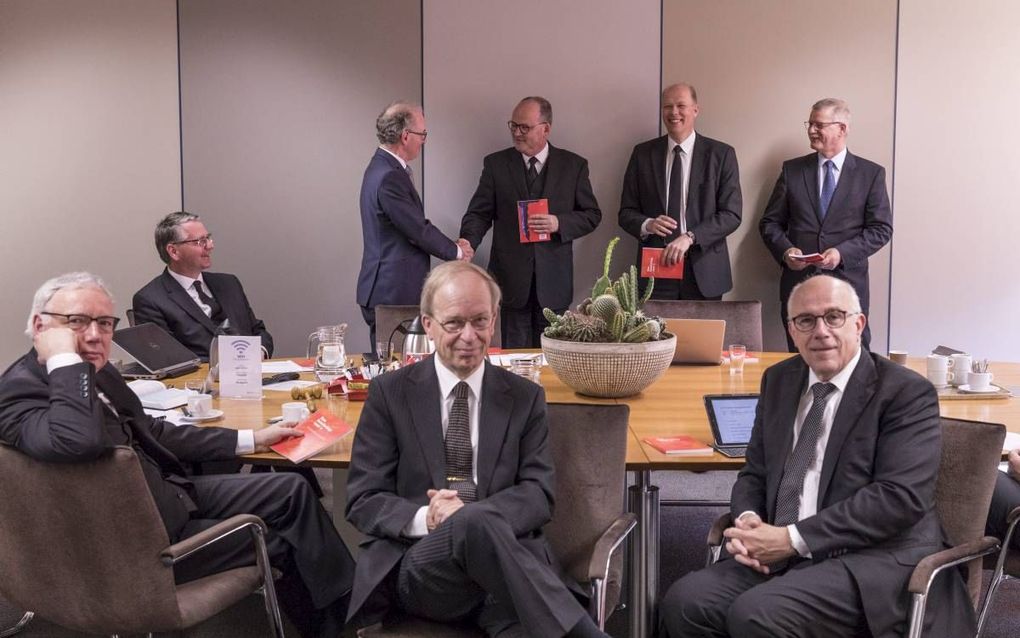 In het gebouw van de Erdee Media Groep (EMG) in Apeldoorn werd maandag een evangelisatie-editie van de Bijbel met uitleg gepresenteerd. Foto: EMG-directeur Bart Visser overhandigt de uitgave aan ds. J. A. Weststrate (GGiN). Verder, met de klok mee: ds. B.