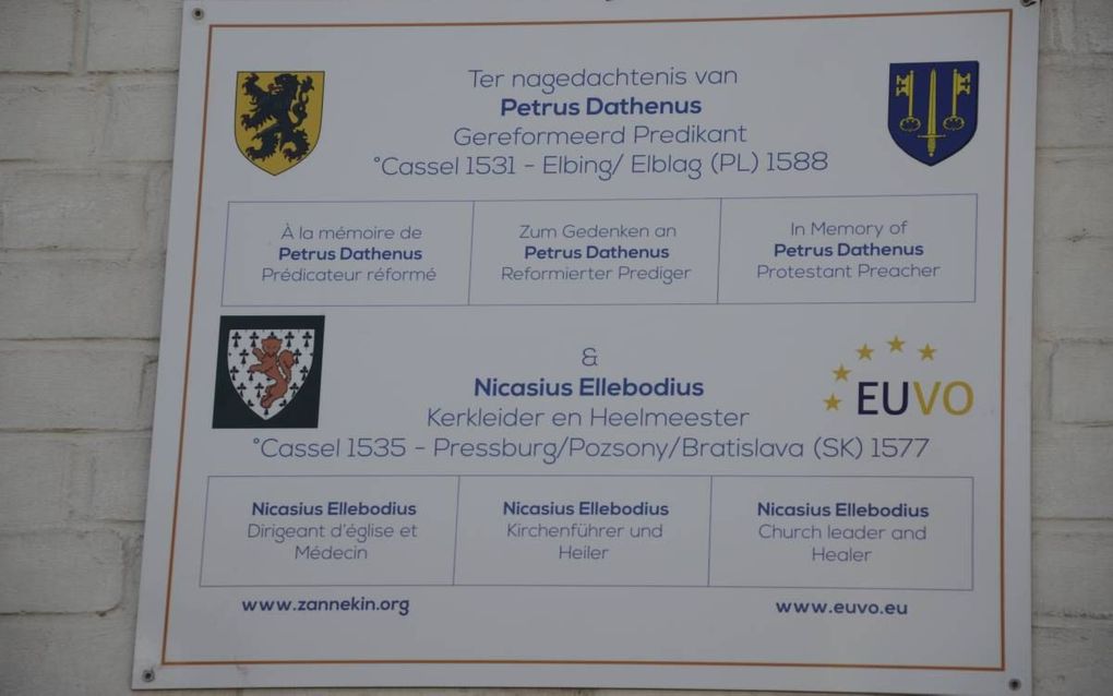 De gedenkplaat voor Petrus Datheen in het Noord-Franse stadje Cassel, waar hij in 1531 -hoogstwaarschijnlijk- werd geboren. beeld Edgard Stubbe