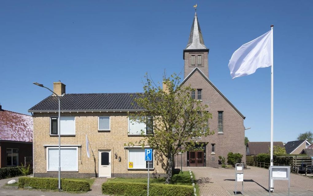 In de vlaggenmast bij de christelijke gereformeerde kerk van Kornhorn hangt op christelijke feestdagen een witte vlag uit. Ook aan de voorgevel van de pastorie, waar ds. R. Jansen met zijn gezin woont, wordt een witte vlag uitgehangen. beeld RD, Sjaak Ver