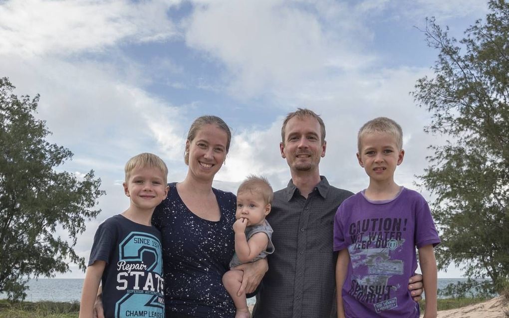 René en Janneke Don vieren samen met hun drie kinderen Moederdag in hun woonplaats in Noord-Australië. beeld familie Don