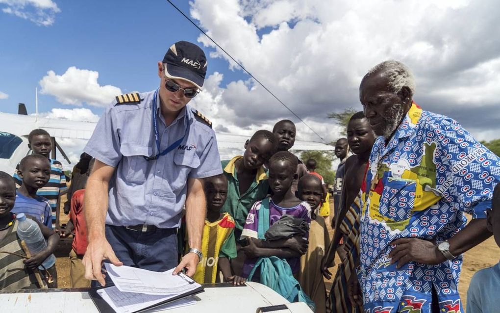 De Nederlandse MAF-vlieger Wim Hobo (l.) overlegt met de Zuid-Sudanese bisschop Taban (r.) over een vlucht vanuit de Zuid-Sudanese provinciehoofdstad Kapoita, vlak bij de grens met Uganda en Kenia. beeld LuAnne Cadd