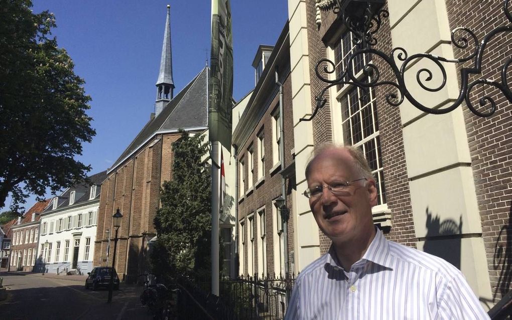 Gerard Raven bij de rooms-katholieke Sint-Franciscus-Xaveriuskerk in Amersfoort. Op de achtergrond de Sint-Aegtenkapel. beeld RD