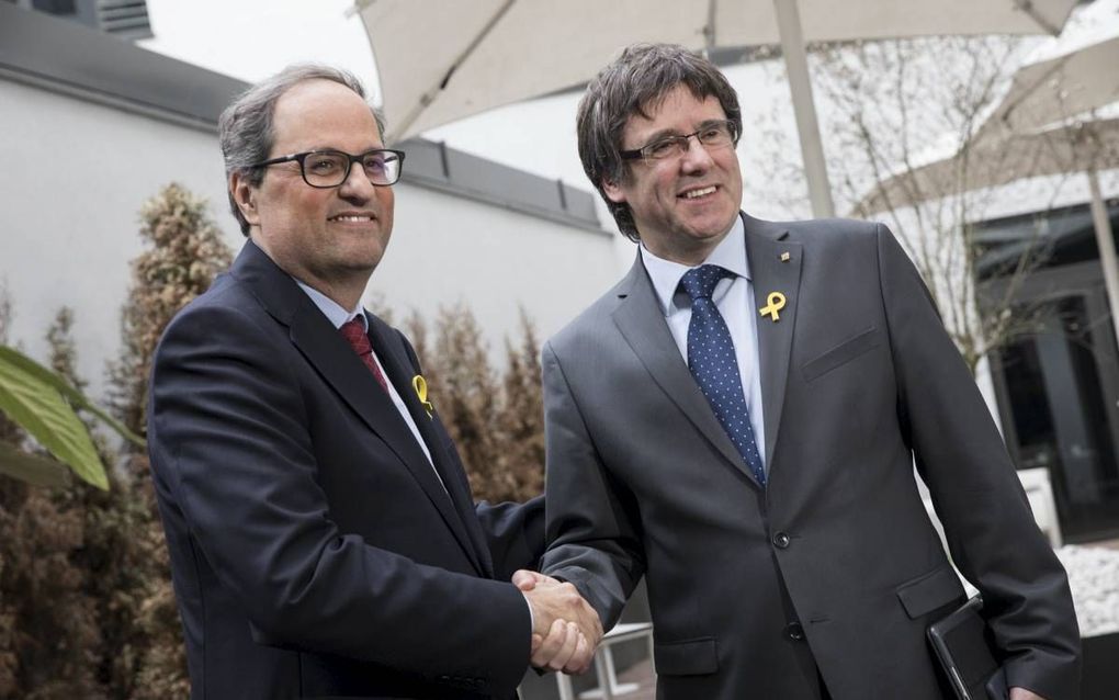 De voormalige Catalaanse premier Carles Puigdemont (r.) gaf dinsdag een persconferentie samen met zijn opvolger, Quim Torra. Torra was daarvoor speciaal naar Berlijn gereisd. beeld EPA, Omer Messinger