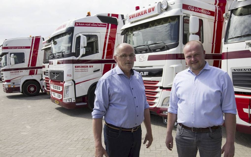 Gijs (l.) en Wim Suijker van Suijker Transport in Moordrecht. beeld RD, Anton Dommerholt