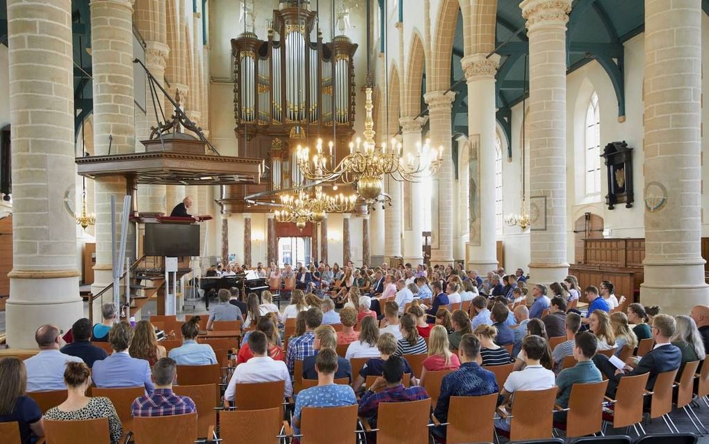 Ds. A. K. Wallet sprak maandag op het jaarlijkse pinksterappel in de Oude Kerk in Weesp. „De Geest des Heeren week van Saul. Mensen kunnen de Heilige Geest weren en uitblussen.” beeld Jaco Klamer