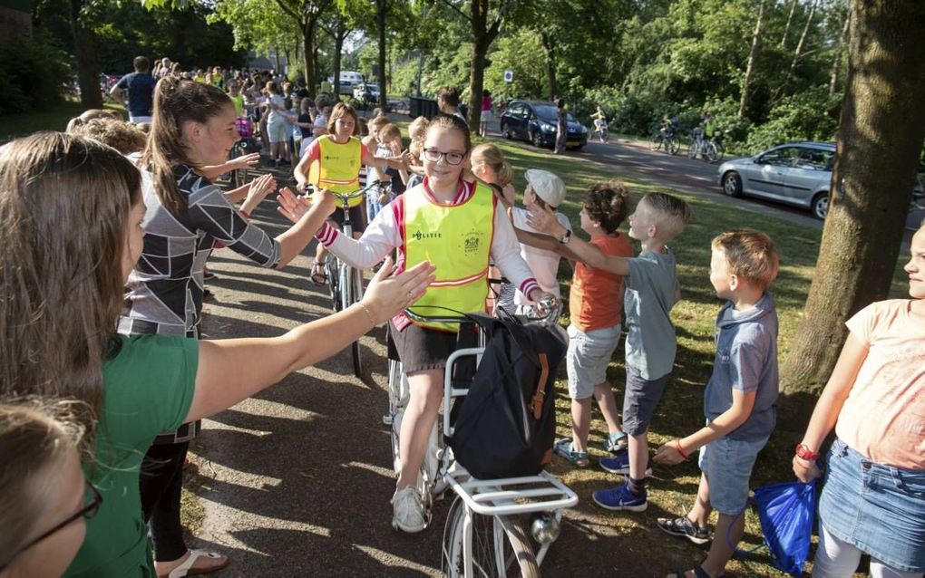 beeld Freddy SchinkeDe leerlingen van groep 8 van de Groen van Prinstererschool in Kampen vertrekken donderdag naar hun schoolkamp. l