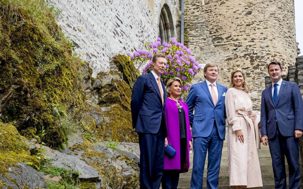 Groothertog Henri (v.l.n.r), groothertogin Maria Teresa, koning Willem-Alexander en koningin Máxima bij het kasteel in Vianden. Beide staatshoofden dragen de titel graaf van Vianden. beeld ANP, Patrick van Katwijk