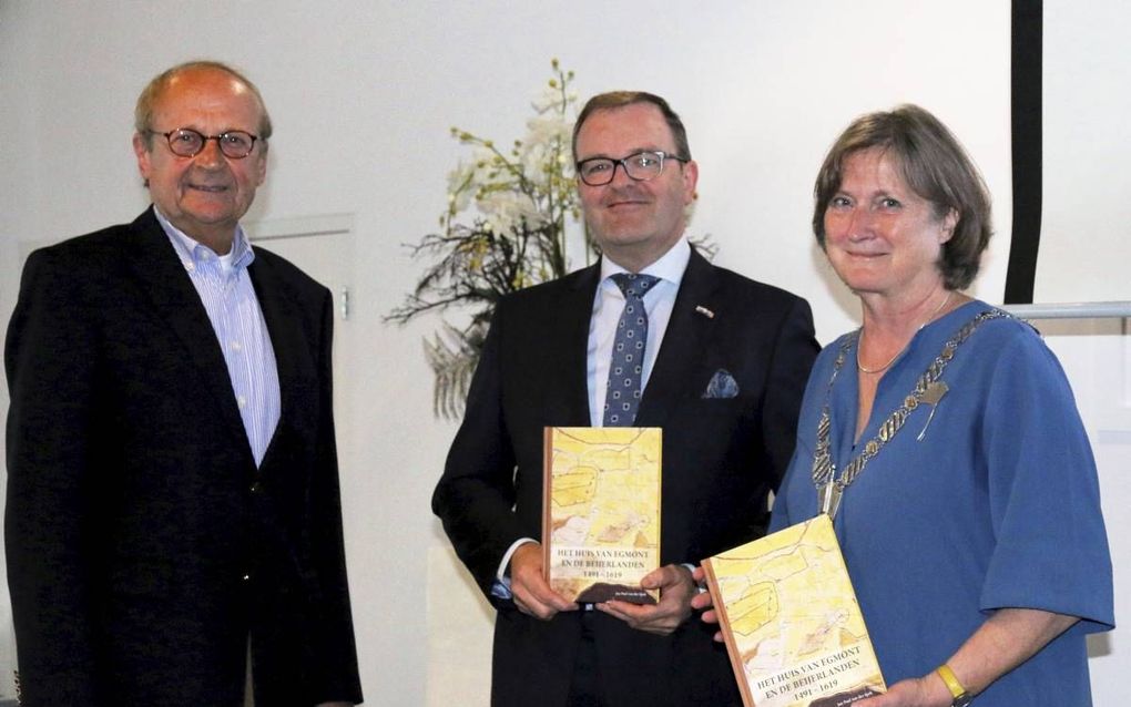 Auteur Jan Paul van der Spek (links) met de burgemeesters Stoop (Korendijk) en Hermans-Vloedbeld (Oud-Beijerland). beeld Conno van Bochoven