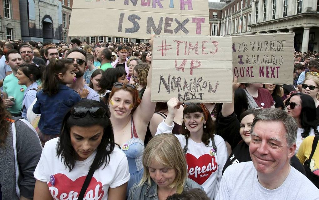 Op naar het noorden, naar Noord-Ierland. Daar is abortus nog steeds verboden. Dat lijkt de boodschap van de overwinnaars in Ierland. beeld AFP, Paul Faith