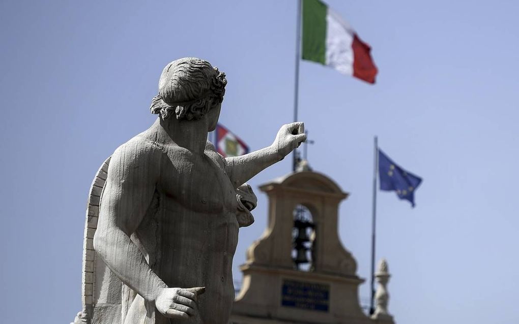 Vlaggen op het paleis van de Italiaanse president in Rome. beeld AFP, Filippo Monteforte