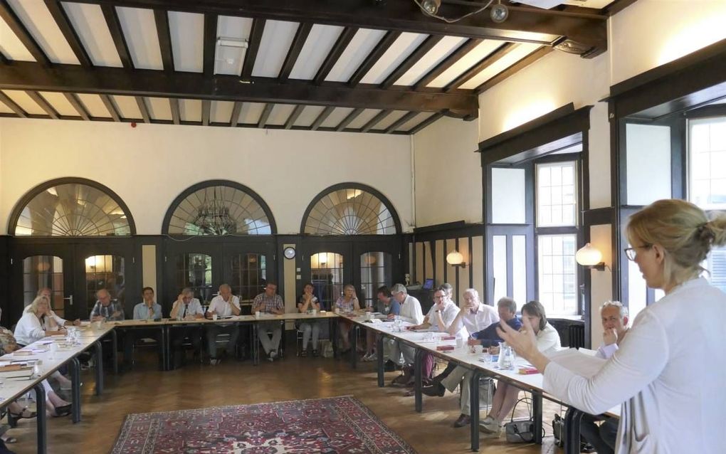 Prof. dr. Beatrice de Graaf spreekt tijdens een werkcollege van Areopagus in De Wittenberg te Zeist. beeld RD