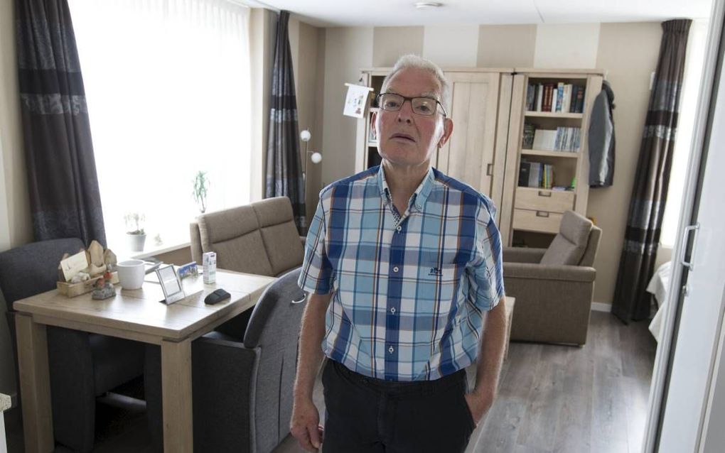 Kees Schot houdt zelf zijn appartement schoon. beeld RD, Anton Dommerholt