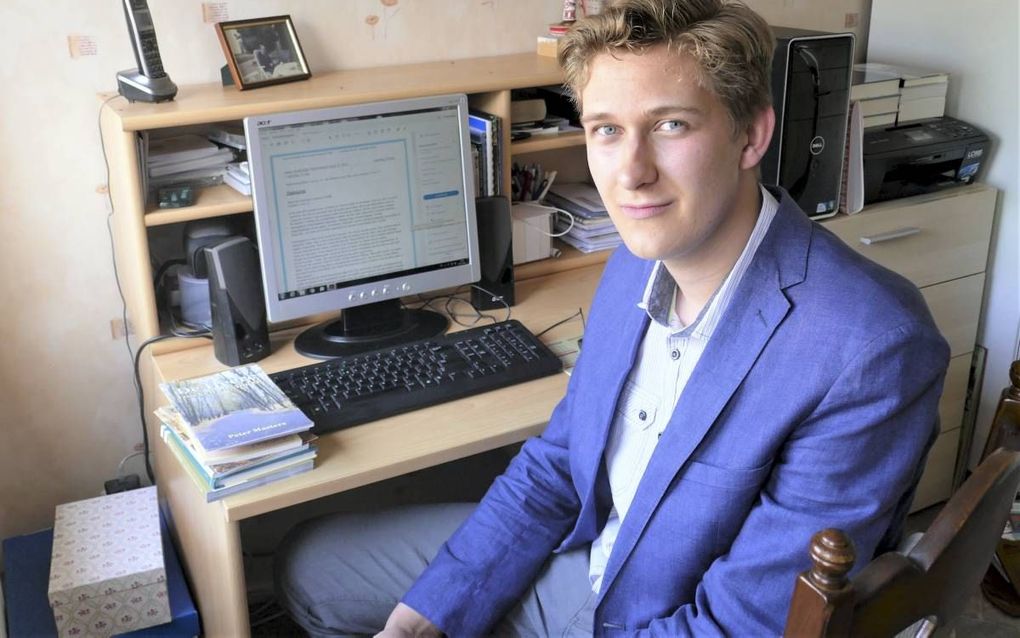 Christoffel Dekker, met op het scherm van zijn laptop zijn laatste kerkelijke nieuwsbrief. beeld Jan van Reenen