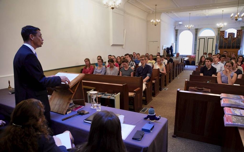 Voor de reformatorische studentenvereniging Depositum Custodi hield dr. P. C. Hoek (achter de katheder) donderdagavond een lezing met als titel ”Ik zoek Uw aangezicht, o Heere”. beeld Jaco Klamer