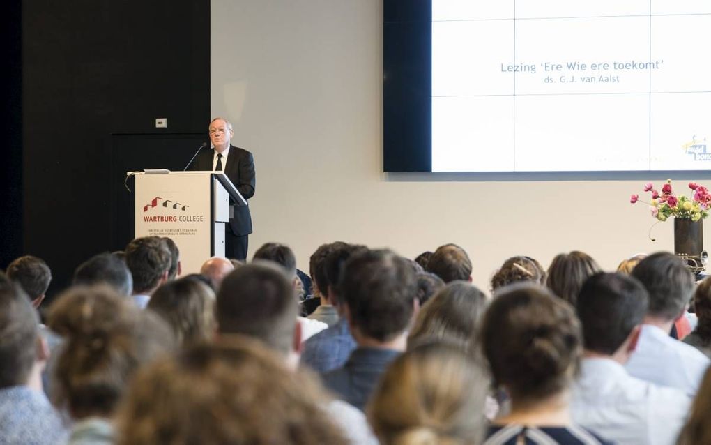 Ds. G. J. van Aalst sprak vrijdagavond in Rotterdam op de jeugdwerkdag van de Jeugdbond Gereformeerde Gemeenten. beeld Cees van der Wal