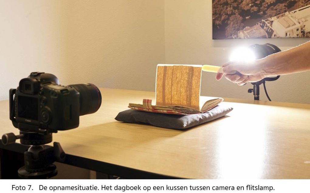 De twee afgeplakte bladzijden werden in 2016 tijdens een regulier onderzoek naar de conditie van de dagboeken van Anne Frank gefotografeerd.  beeld Anne Frank Stichting