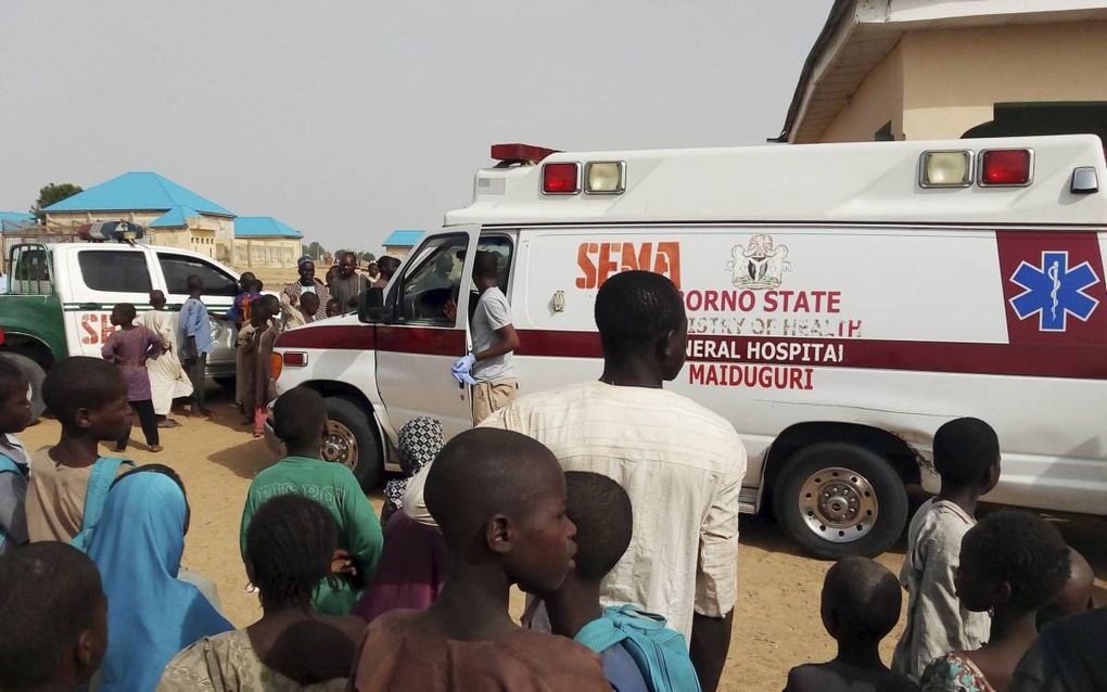 Een ambulance brengt gewonden weg na een aanslag in de Nigeriaanse stad Maiduguri vorige week donderdag. Twee vrouwen met bomgordels doodden behalve zichzelf ook drie anderen. beeld AFP, Audu Marte