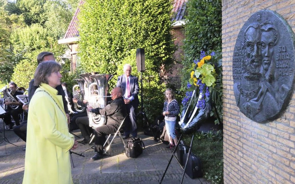 Bij een plaquette voor graaf Lamoraal van Egmont in Oud-Beijerland trok burgemeester Hermans-Vloedbeld lessen uit het verleden. beeld Conno Bochoven