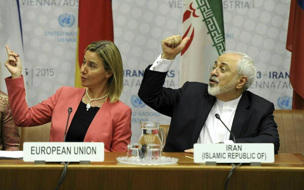 EU-buitenlandchef Mogherini (l.) met de Iraanse minister van Buitenlandse Zaken Zarif (r.), rond de onderhandelingen van het nucleaire akkoord. beeld EPA, Herbert Neubauer
