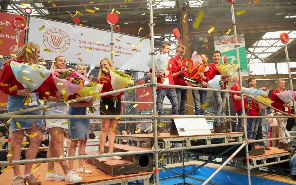 Vmbo'ers van het Wartburg College (links) en de Jacobus Fruytier (midden) winnen de landelijke finale van Vakkanjers voor hun technisch inzicht en persoonlijke vaardigheden. beeld Jaco Klamer