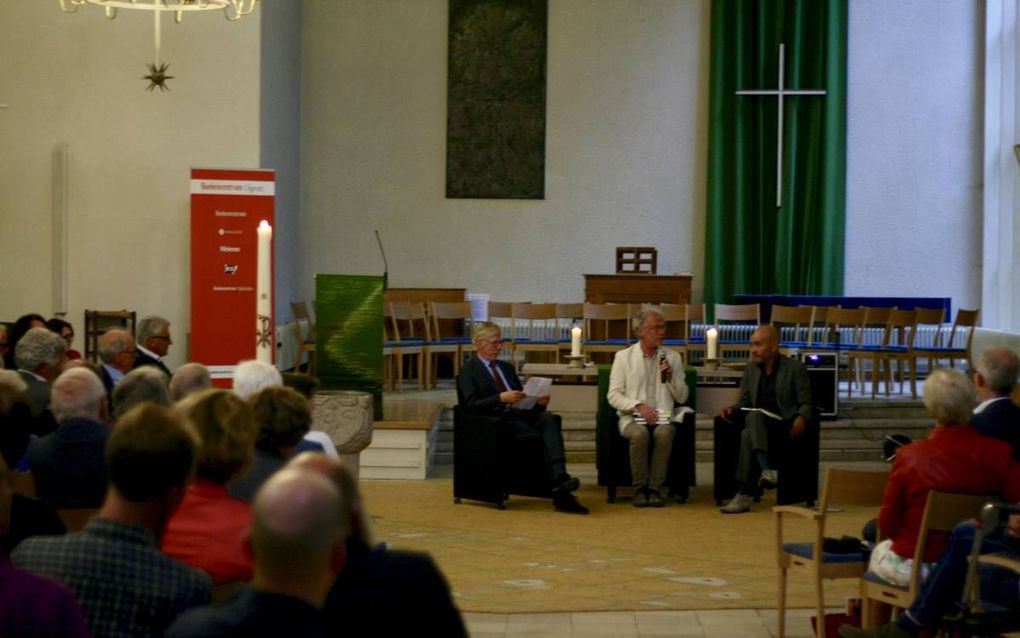 In de Bergkerk in Amersfoort werd donderdagavond het boek ”Verbonden en vervreemd” van dr. Wim Dekker gepresenteerd. beeld RD