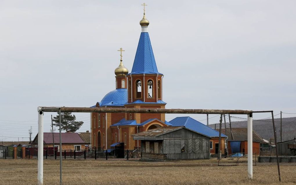 Een leeg doel voor de Russisch-orthodoxe kerk in het Siberische dorpje Tyulkovo. Rusland is gastland van het wereldkampioenschap voetbal, dat donderdag begon. De Russisch-Orthodoxe Kerk heeft een speciale kerkelijke sportcommissie ingesteld. beeld Reuters