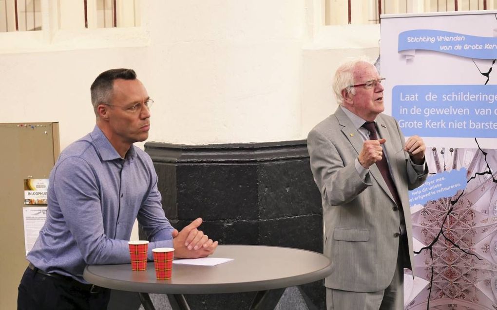 Historicus Hans Goedkoop (l.) werd donderdagmiddag in Harderwijk aangesteld als ambassadeur van de stichting Vrienden van de Grote Kerk. Rechts in beeld: bestuurslid Niek de Jong. beeld Vrienden Grote Kerk Harderwijk