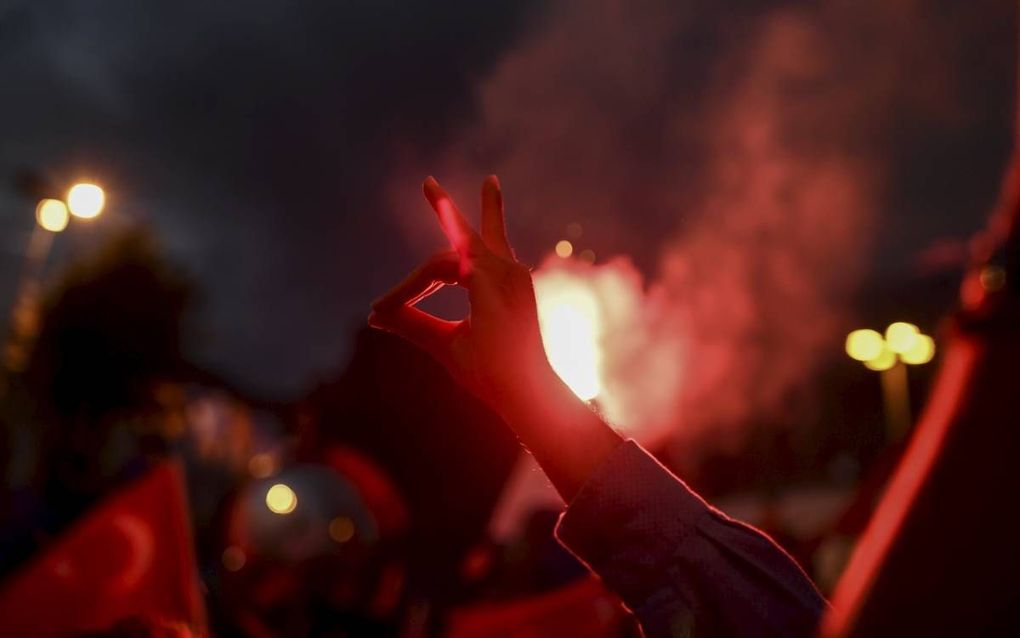 Al tijdens het tellen van de stemmen werd er door Turken in Ankara al vuurwerk afgeschoten om de overwinning van Erdogan te vieren. beeld AFP, Aris Messinis