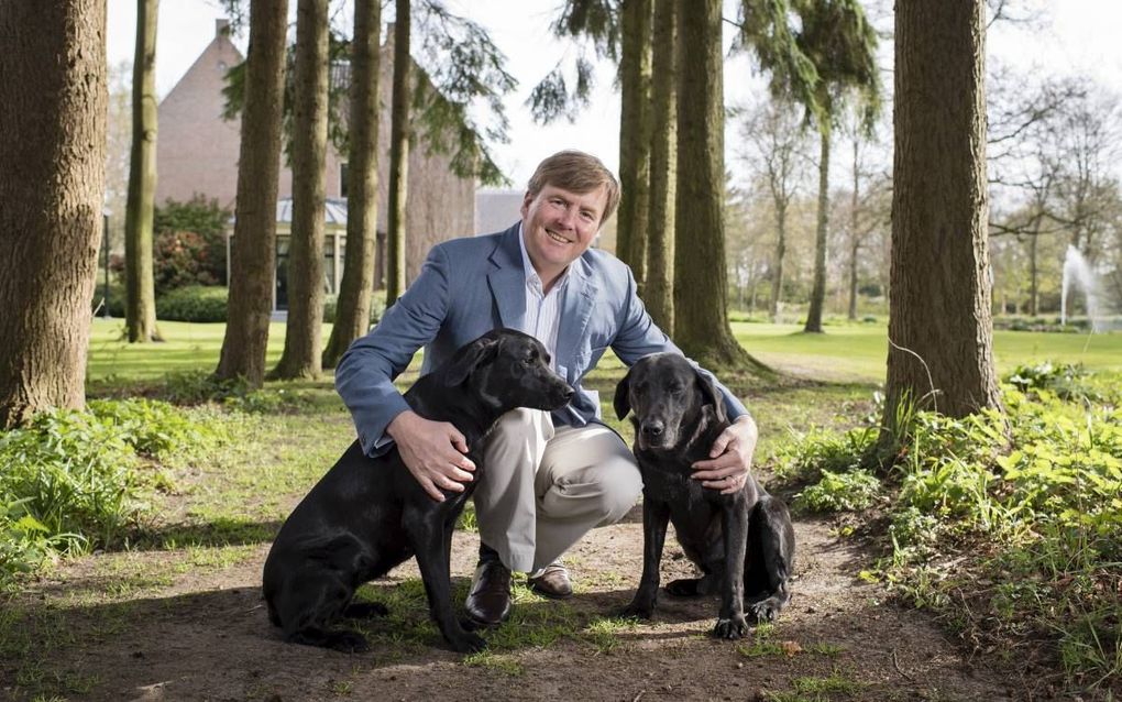 De koning met Skipper en Nala bij De Eikenhorst. beeld RVD, Frank van Beek