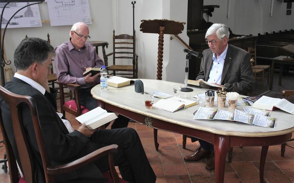 In de Centrumkerk van het Betuwse dorp Geldermalsen lezen deze week meer dan 250 vrijwilligers de hele Bijbel hardop voor. Daarbij maken ze gebruik van vier kanselbijbels uit lokale kerken. Ds. Gerard Krol (vooraan) is een van de initiatiefnemers van het 