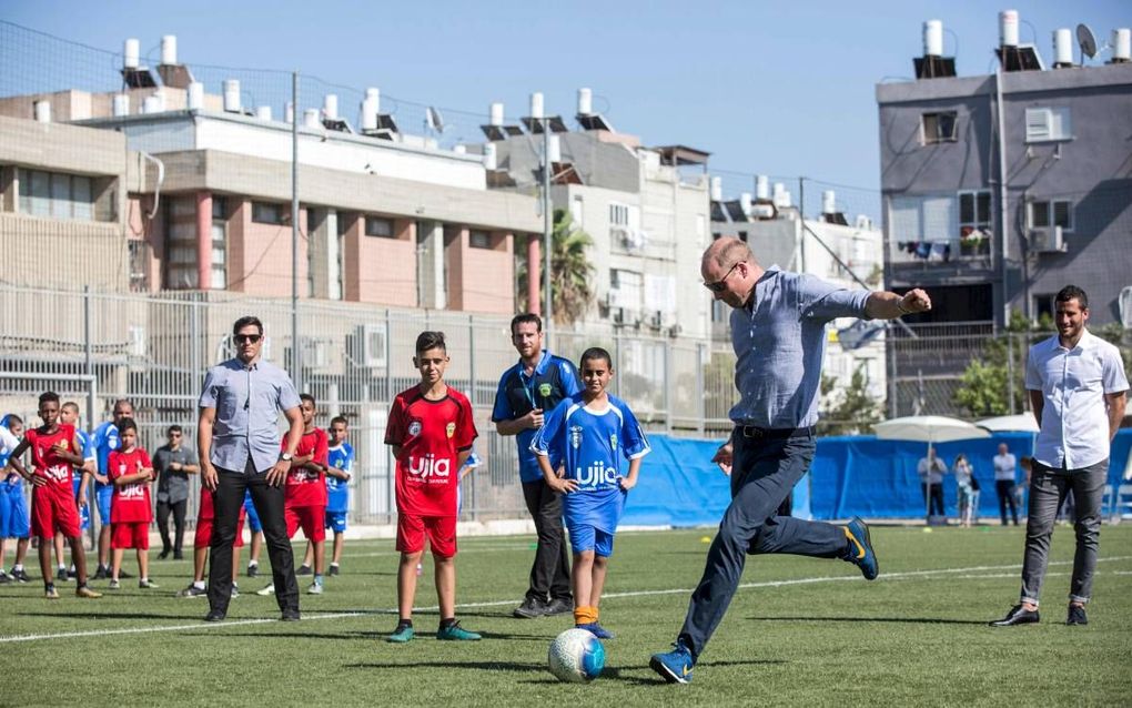 De Britse prins William (m.) trapte tijdens zijn bezoek aan Israël dinsdag onder meer een balletje met Joodse en Arabische kinderen. beeld AFP, Heidi Levine