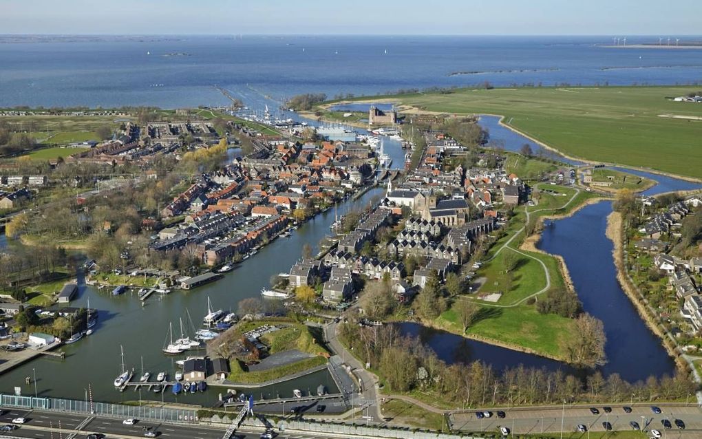 De uitloper van de Nieuwe Hollandse Waterlinie bij Muiden. Rechts achteraan het Muiderslot, uit de middeleeuwen, linksachter de Westbatterij, een torenfort uit 1852, rechts het Muizenfort uit 1874-1877 beeld stichting Aquarius