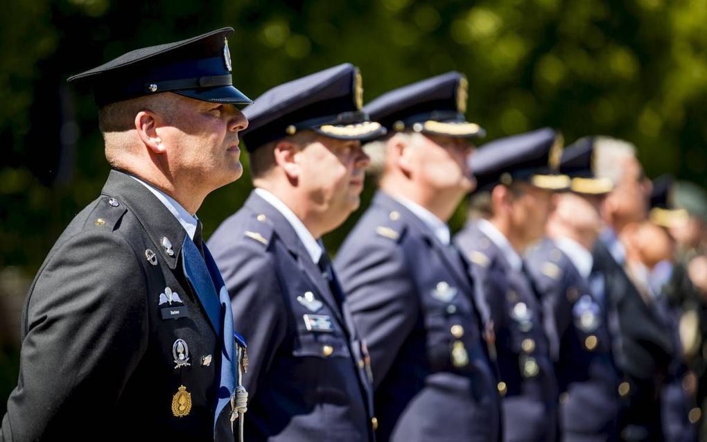 Veertien militairen hebben maandag een hoge onderscheiding gekregen uit handen van minister Bijleveld. beeld Defensie