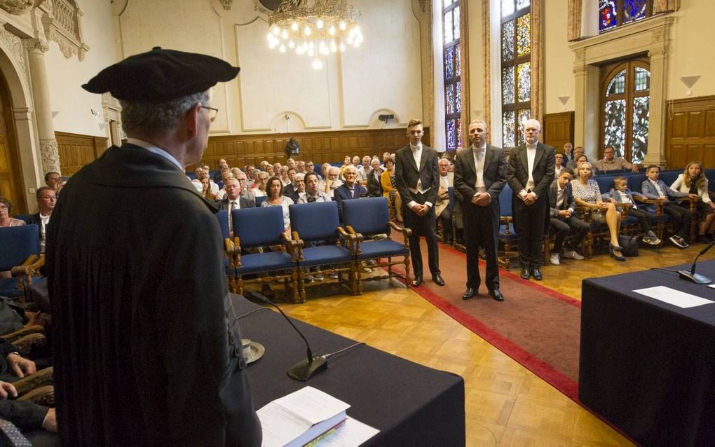 Drs. Jaco van der Knijff verdedigde donderdag aan de Rijksuniversiteit Groningen (RUG) zijn dissertatie “Heilige Gezangen”. Vooraan: promotor prof. dr. Arie Molendijk. beeld RD, Anton Dommerholt