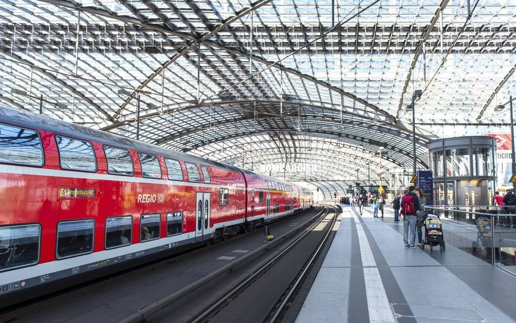 „Hoe kan het bestaan dat de ”Deutsche Bahn” geen mogelijkheden ziet voor een snelle ICE-trein vanuit Amsterdam naar Berlijn? Foto: centraal station Berlijn. beeld iStock