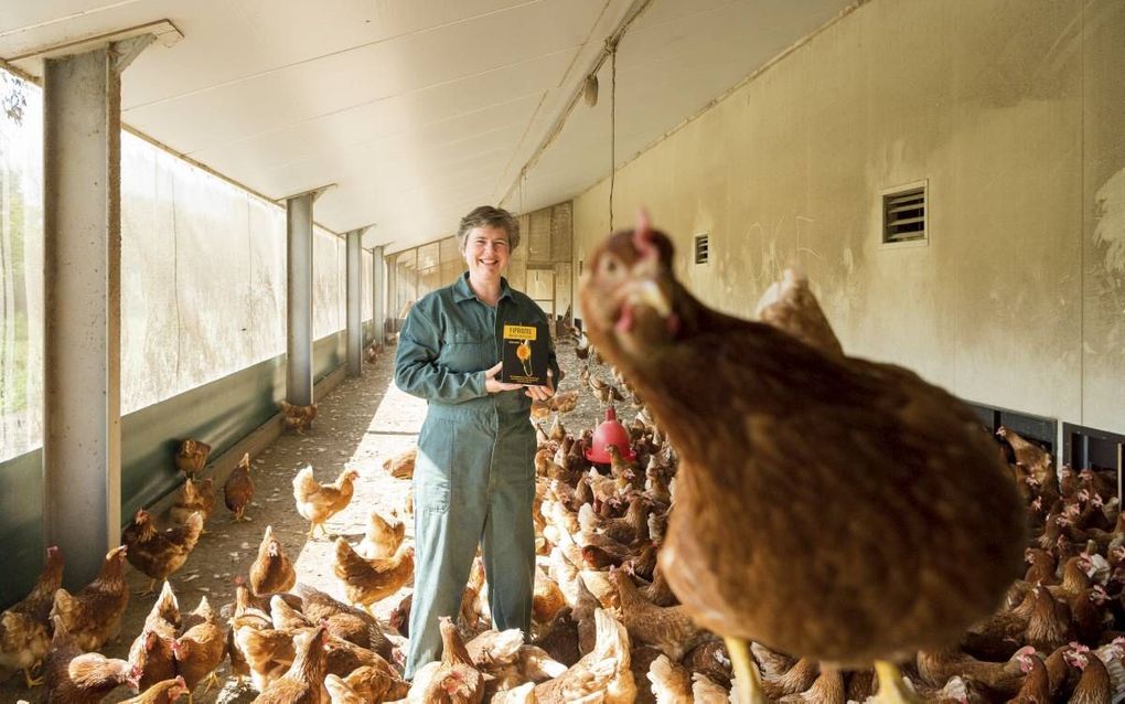 Gerda Briene temidden van haar biologische kippen. De boerin uit Wierden presenteerde het eerste exemplaar van haar boek over de fipronilcrisis aan burgemeester Van Dijk van Barneveld, „een man met het hart op de juiste plaats.” beeld Jan van de Maat