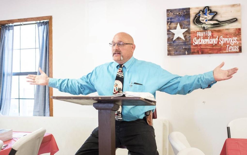 Voorganger Frank Pomeroy van de baptistengemeente in Sutherland Springs draagt openlijk een pistool op de kansel. beeld Simon Lenskens