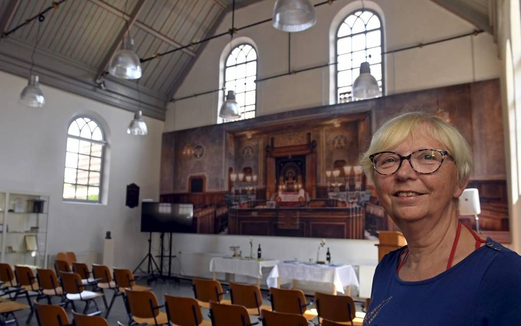 Dirkje Mulder in de voormalige synagoge in Coevorden. Het tot museum omgebouwde gebedshuis herbergt tot de jaarwisseling een expositie over Drentse synagoges. beeld Boudewijn Benting