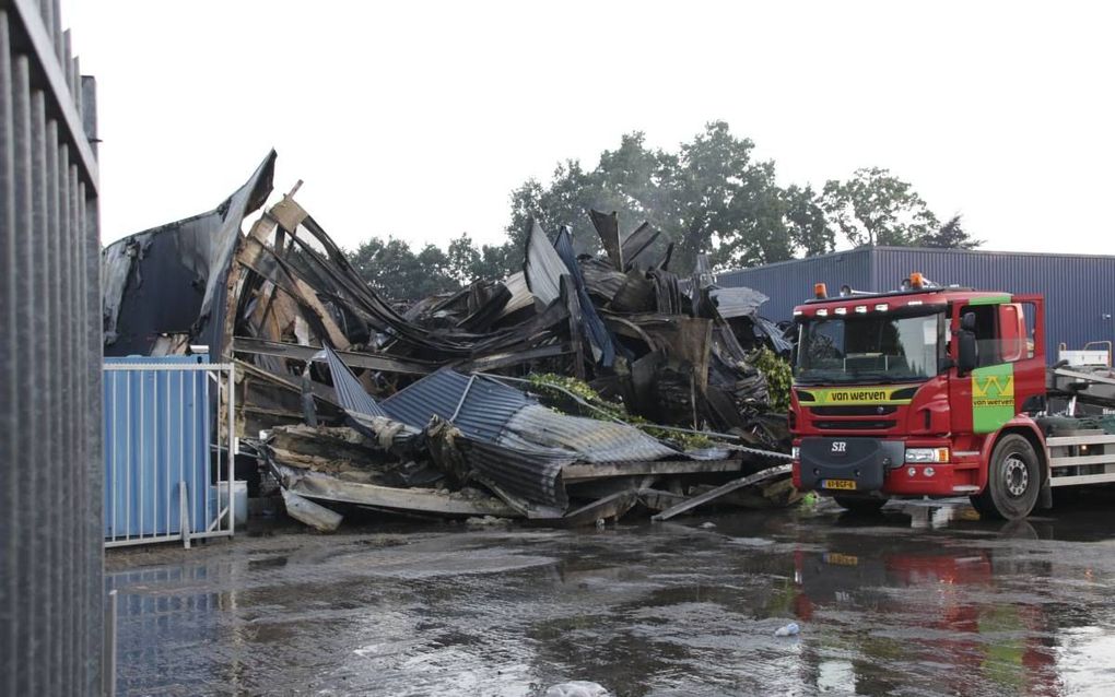 De brandweer was na de brand woensdag bij Stella Fietsen in Nunspeet de hele nacht bezig met nablussen. Intussen wordt gewaarschuwd voor risico’s van lithium-ion accu’s: die kunnen spontaan ontbranden. Of ontploffen. beeld ANP Ginopress