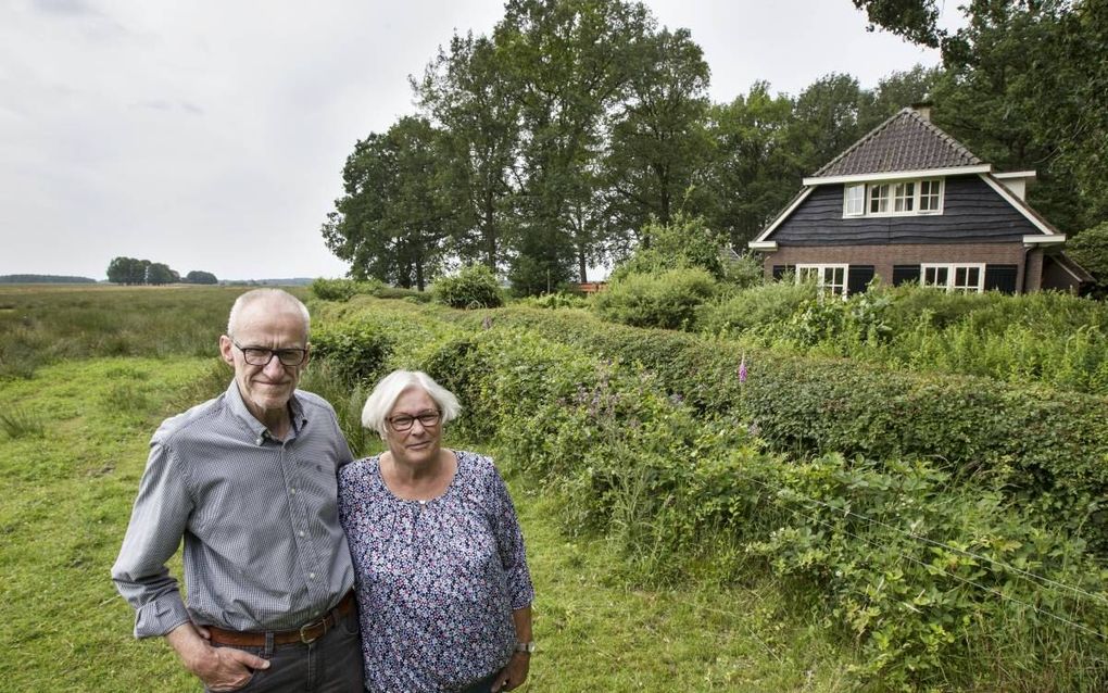 Joop en Albertje Kleine voor hun woning, de Davidshoeve, middenin nationaal park Dwingelderveld. beeld RD, Anton Dommerholt