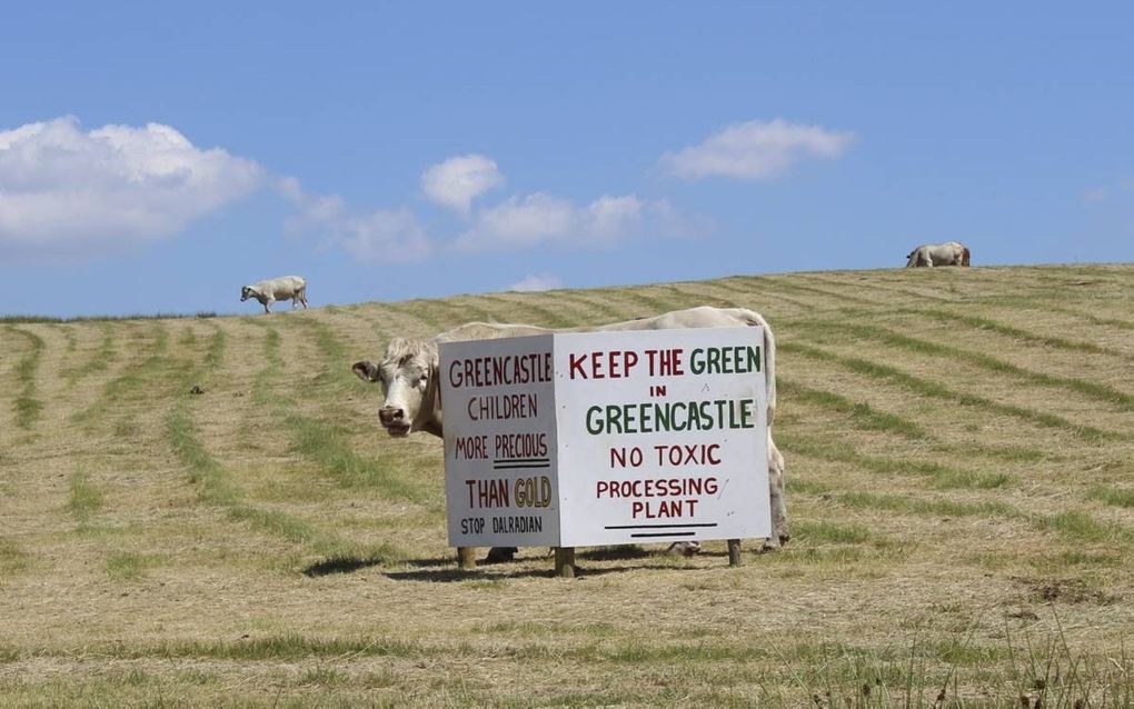 De bevolking van het agrarische Greencastle in Noord-Ierland zit niet te wachten op de komst van een goudmijn. Ze hekelen onder meer het feit dat er voor de verwerking van het goud cyanide zal worden gebruikt. „Wij worden het smerige hoekje van Europa.” b