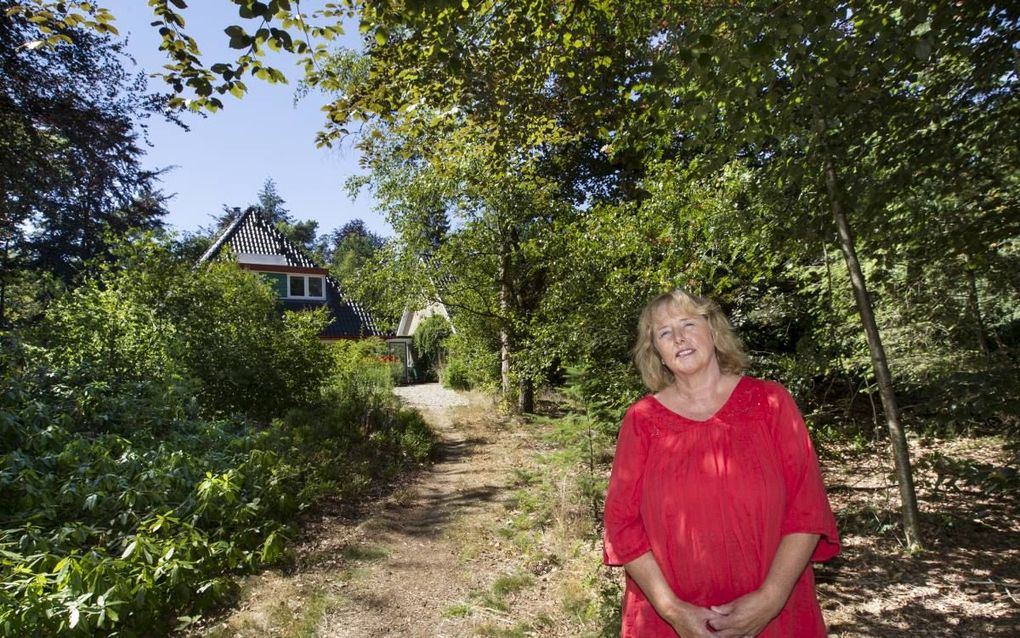 Geeske Hagen bij haar woning op de Holterberg. „Het wonen hier is me meegevallen. Elke morgen loop ik met de hond door het bos. Ik kom bijna niemand tegen.” beeld RD, Anton Dommerholt