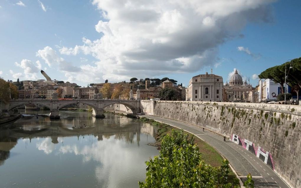 Zicht op de Tiber in Rome. De afgelopen 45 jaar zijn uit de rivier 220 lichamen gevist van wie de identiteit onbekend is.  beeld AFP, Andreas Solaro