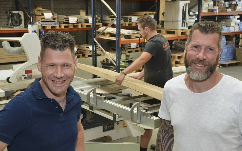 Jeroen (l.) en Ronald (r.) Daniels runnen als broers samen het bedrijf Daniels Traprenovatie in Meijel. beeld Lé Giesen Mediafotografie